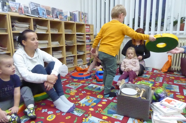 Dne 8. 11. 2021 se konalo první setkání dětí 3+ v rámci projektu Bookstart - S knížkou do života. Naučili jsme se nová říkadla, zpívali písničky a vyprávěli si pohádku 