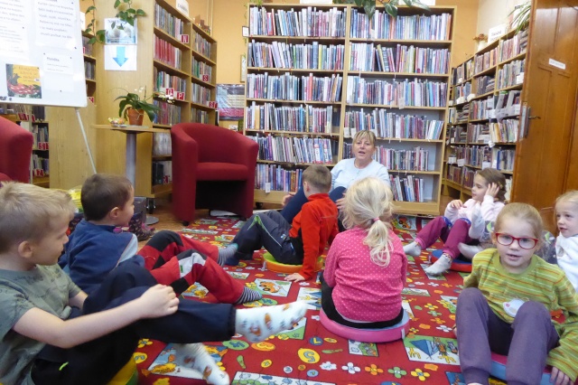 V pátek 19. 11. 2021 navštívily děti z Mateřské školky oddělení Želviček naší knihovnu. Povídali jsme si o tom, jak správně zacházet s knížkami a nechyběla ani říkadla, písničky a hlavně pohádka 