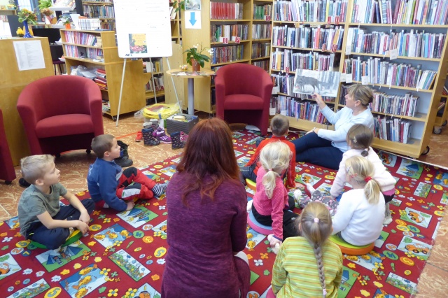 V pátek 19. 11. 2021 navštívily děti z Mateřské školky oddělení Želviček naší knihovnu. Povídali jsme si o tom, jak správně zacházet s knížkami a nechyběla ani říkadla, písničky a hlavně pohádka 