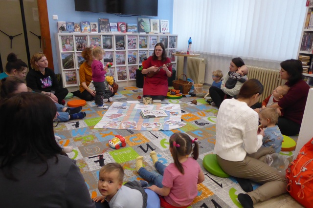 V pondělí 9. února 2026 se v naší knihovně uskutečnilo další setkání klubíku Kulihrášci, tentokrát s lektorkou Zuzanou Budílkovou. Pro malé účastníky připravila veselý program věnovaný masopustu.

Děti si společně zazpívaly tematické písničky a s nadšením je doprovázely hrou na různé Orffovy hudební nástroje. Dopoledne se neslo v radostné a hravé atmosféře, plné rytmu, smíchu a prvních hudebních zážitků. Děkujeme paní Budílkové za milé setkání a těšíme se na další společné chvíle v knihovně.