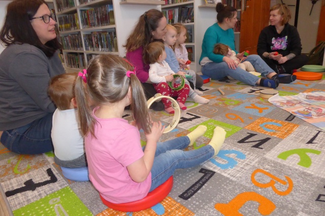 V pondělí 9. února 2026 se v naší knihovně uskutečnilo další setkání klubíku Kulihrášci, tentokrát s lektorkou Zuzanou Budílkovou. Pro malé účastníky připravila veselý program věnovaný masopustu.

Děti si společně zazpívaly tematické písničky a s nadšením je doprovázely hrou na různé Orffovy hudební nástroje. Dopoledne se neslo v radostné a hravé atmosféře, plné rytmu, smíchu a prvních hudebních zážitků. Děkujeme paní Budílkové za milé setkání a těšíme se na další společné chvíle v knihovně.