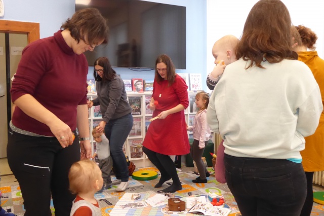 V pondělí 9. února 2026 se v naší knihovně uskutečnilo další setkání klubíku Kulihrášci, tentokrát s lektorkou Zuzanou Budílkovou. Pro malé účastníky připravila veselý program věnovaný masopustu.

Děti si společně zazpívaly tematické písničky a s nadšením je doprovázely hrou na různé Orffovy hudební nástroje. Dopoledne se neslo v radostné a hravé atmosféře, plné rytmu, smíchu a prvních hudebních zážitků. Děkujeme paní Budílkové za milé setkání a těšíme se na další společné chvíle v knihovně.