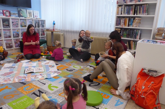 V pondělí 9. února 2026 se v naší knihovně uskutečnilo další setkání klubíku Kulihrášci, tentokrát s lektorkou Zuzanou Budílkovou. Pro malé účastníky připravila veselý program věnovaný masopustu.

Děti si společně zazpívaly tematické písničky a s nadšením je doprovázely hrou na různé Orffovy hudební nástroje. Dopoledne se neslo v radostné a hravé atmosféře, plné rytmu, smíchu a prvních hudebních zážitků. Děkujeme paní Budílkové za milé setkání a těšíme se na další společné chvíle v knihovně.