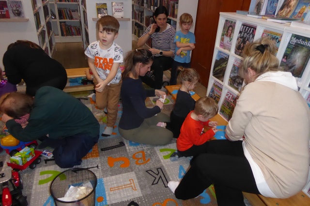 V klubíku Šikulové jsme se tentokrát zahřáli u milého zimního příběhu z knihy Véronique Cauchy: Rukavička. Děti se seznámily s vyprávěním o lesních zvířátkách, kterým byla velká zima, a proto se postupně schovala do červené rukavice. Na příběh navázala výtvarná dílna. Malí šikulové si s nadšením vyrobili papírového kulicha a rukavičky, které si ozdobili podle vlastní fantazie. Dopoledne se neslo v příjemné zimní atmosféře a všichni odcházeli domů s úsměvem i vlastnoručně vytvořeným výrobkem.