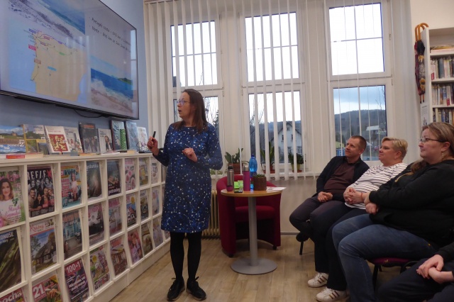 V naší knihovně se ve středu 25. února 2026 uskutečnila cestovatelská přednáška s promítáním fotografií věnovaná pouti po legendární Svatojakubské cestě (Camino de Santiago). Své zážitky z 850 kilometrů dlouhého putování severním Španělskem představila Bohdana Hladíková. Ve svém inspirativním vyprávění přiblížila nejen fyzickou náročnost cesty, ale i silné osobní momenty, setkání s lidmi z různých koutů světa a okamžiky, které ji vedly k zamyšlení nad vlastním životem. Promítané fotografie autenticky dokreslily atmosféru pouti a krásu španělské krajiny. Setkání proběhlo v příjemné a otevřené atmosféře a nabídlo posluchačům nejen cestovatelský zážitek, ale také povzbuzení k plnění vlastních snů.
