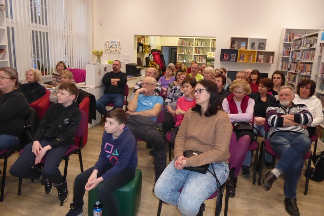 V naší knihovně se ve středu 25. února 2026 uskutečnila cestovatelská přednáška s promítáním fotografií věnovaná pouti po legendární Svatojakubské cestě (Camino de Santiago). Své zážitky z 850 kilometrů dlouhého putování severním Španělskem představila Bohdana Hladíková. Ve svém inspirativním vyprávění přiblížila nejen fyzickou náročnost cesty, ale i silné osobní momenty, setkání s lidmi z různých koutů světa a okamžiky, které ji vedly k zamyšlení nad vlastním životem. Promítané fotografie autenticky dokreslily atmosféru pouti a krásu španělské krajiny. Setkání proběhlo v příjemné a otevřené atmosféře a nabídlo posluchačům nejen cestovatelský zážitek, ale také povzbuzení k plnění vlastních snů.
