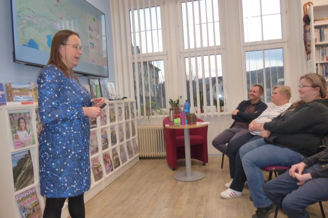 V naší knihovně se ve středu 25. února 2026 uskutečnila cestovatelská přednáška s promítáním fotografií věnovaná pouti po legendární Svatojakubské cestě (Camino de Santiago). Své zážitky z 850 kilometrů dlouhého putování severním Španělskem představila Bohdana Hladíková. Ve svém inspirativním vyprávění přiblížila nejen fyzickou náročnost cesty, ale i silné osobní momenty, setkání s lidmi z různých koutů světa a okamžiky, které ji vedly k zamyšlení nad vlastním životem. Promítané fotografie autenticky dokreslily atmosféru pouti a krásu španělské krajiny. Setkání proběhlo v příjemné a otevřené atmosféře a nabídlo posluchačům nejen cestovatelský zážitek, ale také povzbuzení k plnění vlastních snů.
