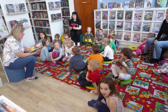 V polovině března jsme v knihovně přivítali děti z mateřské školy – 16. března oddělení Žabiček a 17. března oddělení Rybiček. Společný program jsme věnovali tématu jara.
Povídali jsme si o tom, jak se na jaře probouzí příroda, všechno se začíná zelenat a ozývá se zpěv ptáků. Povídání jsme doplnili veselými písničkami o ptácích a květinách. Děti se seznámily s prvními jarními kytičkami i s tím, jak se rodí a líhnou mláďátka domácích zvířat a jak se jmenují.
Celým setkáním nás provázela knížka „Jaro je tu“ a na závěr jsme si připomněli zvířátka i v pohádce „Kde je moje kuřátko“. Program byl plný povídání, zpívání i objevování a děti si odnesly spoustu nových poznatků o jaru.