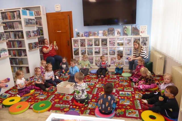 V polovině března jsme v knihovně přivítali děti z mateřské školy – 16. března oddělení Žabiček a 17. března oddělení Rybiček. Společný program jsme věnovali tématu jara.
Povídali jsme si o tom, jak se na jaře probouzí příroda, všechno se začíná zelenat a ozývá se zpěv ptáků. Povídání jsme doplnili veselými písničkami o ptácích a květinách. Děti se seznámily s prvními jarními kytičkami i s tím, jak se rodí a líhnou mláďátka domácích zvířat a jak se jmenují.
Celým setkáním nás provázela knížka „Jaro je tu“ a na závěr jsme si připomněli zvířátka i v pohádce „Kde je moje kuřátko“. Program byl plný povídání, zpívání i objevování a děti si odnesly spoustu nových poznatků o jaru.