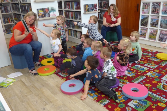 V polovině března jsme v knihovně přivítali děti z mateřské školy – 16. března oddělení Žabiček a 17. března oddělení Rybiček. Společný program jsme věnovali tématu jara.
Povídali jsme si o tom, jak se na jaře probouzí příroda, všechno se začíná zelenat a ozývá se zpěv ptáků. Povídání jsme doplnili veselými písničkami o ptácích a květinách. Děti se seznámily s prvními jarními kytičkami i s tím, jak se rodí a líhnou mláďátka domácích zvířat a jak se jmenují.
Celým setkáním nás provázela knížka „Jaro je tu“ a na závěr jsme si připomněli zvířátka i v pohádce „Kde je moje kuřátko“. Program byl plný povídání, zpívání i objevování a děti si odnesly spoustu nových poznatků o jaru.