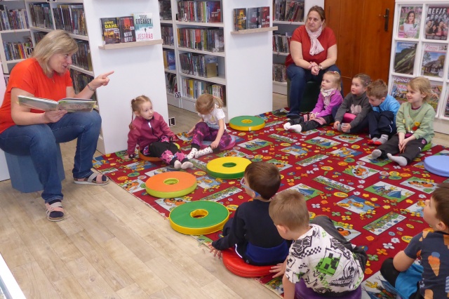 V polovině března jsme v knihovně přivítali děti z mateřské školy – 16. března oddělení Žabiček a 17. března oddělení Rybiček. Společný program jsme věnovali tématu jara.
Povídali jsme si o tom, jak se na jaře probouzí příroda, všechno se začíná zelenat a ozývá se zpěv ptáků. Povídání jsme doplnili veselými písničkami o ptácích a květinách. Děti se seznámily s prvními jarními kytičkami i s tím, jak se rodí a líhnou mláďátka domácích zvířat a jak se jmenují.
Celým setkáním nás provázela knížka „Jaro je tu“ a na závěr jsme si připomněli zvířátka i v pohádce „Kde je moje kuřátko“. Program byl plný povídání, zpívání i objevování a děti si odnesly spoustu nových poznatků o jaru.