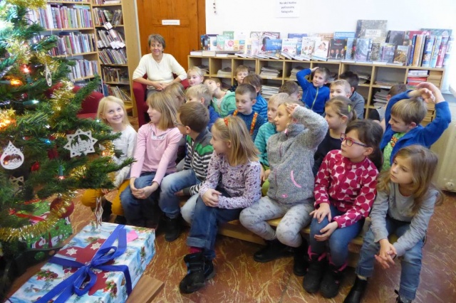 Společné chvíle s námi strávili žáci 2. třídy ZŠ, kteří navštívili knihovnu 18. 12. 2019. Povídali jsme si adventu a Vánocích. Děti si mohly rozbalit pět dárků, v nichž na ně čekalo několik překvapení. Nakonec si každý odnášel domů svoji vánoční ozdobu, kterou si vybarví. 
