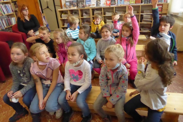 V pondělí 18. 10. 2021 navštívily naší knihovnu děti z první ch tříd ZŠ. Připravili jsme pro ně program o kamarádství na základě knihy 