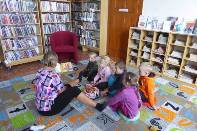 V pátek 7. 10. 2022 navštívily knihovnu děti z mateřské školy oddělení Želviček. Připravili jsme pro ně pohádkový program na motivy knížky Markéty Pilátové: Veverka z Vamberka.
