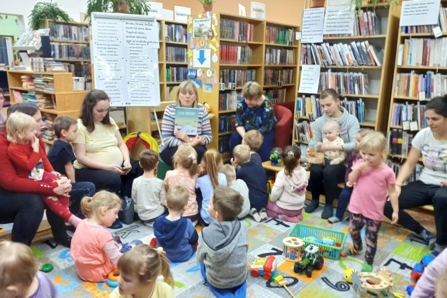 Dne 8. 1. 2024 se konalo další setkání klubíku Šikulové, tj. rodičů s malými dětmi 3+ v rámci projektu Bookstart - S knížkou do života. Pracovali jsme s knížkou Hanse de Beera „Lední medvídek – Nenechávej mě samotného, Larsi!“. Po pohádce proběhla malá výtvarná dílna.
